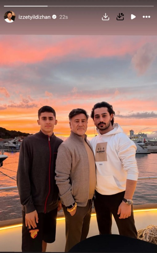 Şarkıcı İzzet Yıldızhan oğullarıyla poz verdi